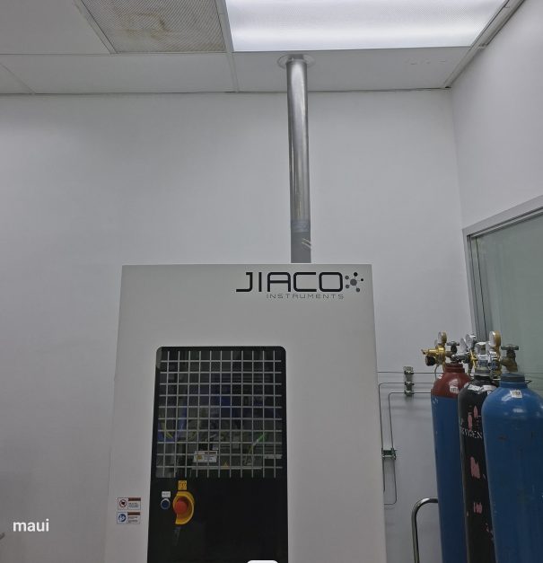 Supported stainless MIP gas-supply lines at a semiconductor fab